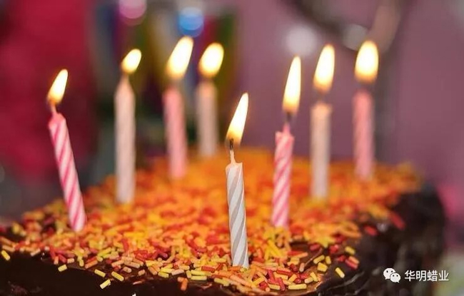 How should the candles on the birthday cake be inserted?cid=9