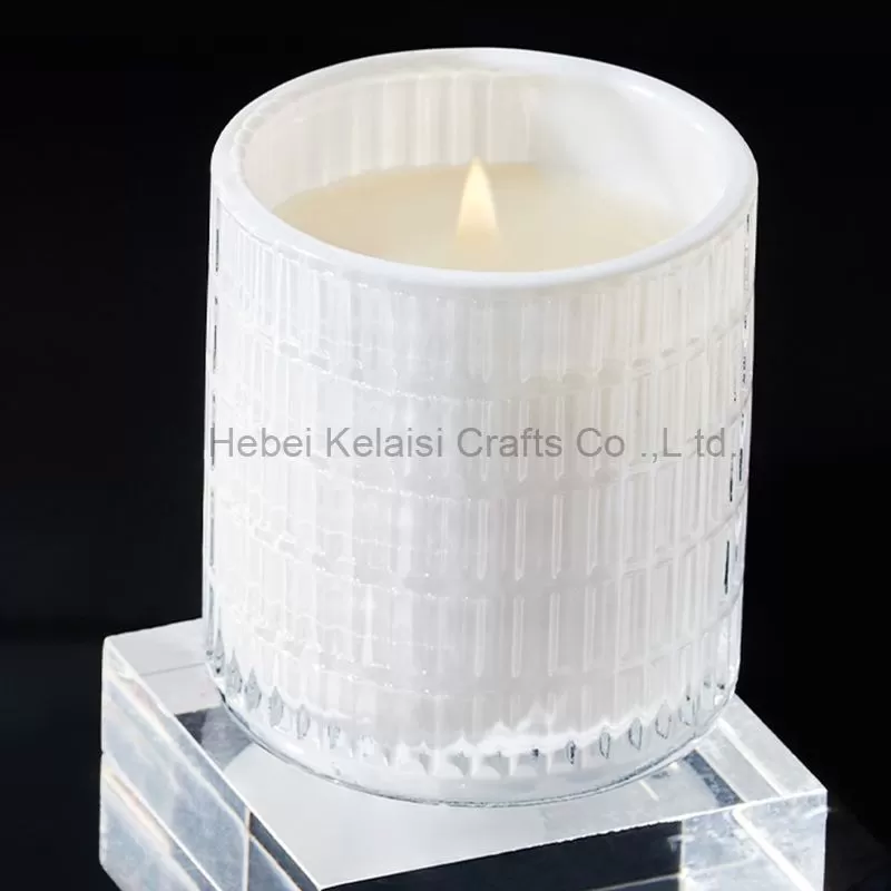 Straight glass candle with vertical pattern