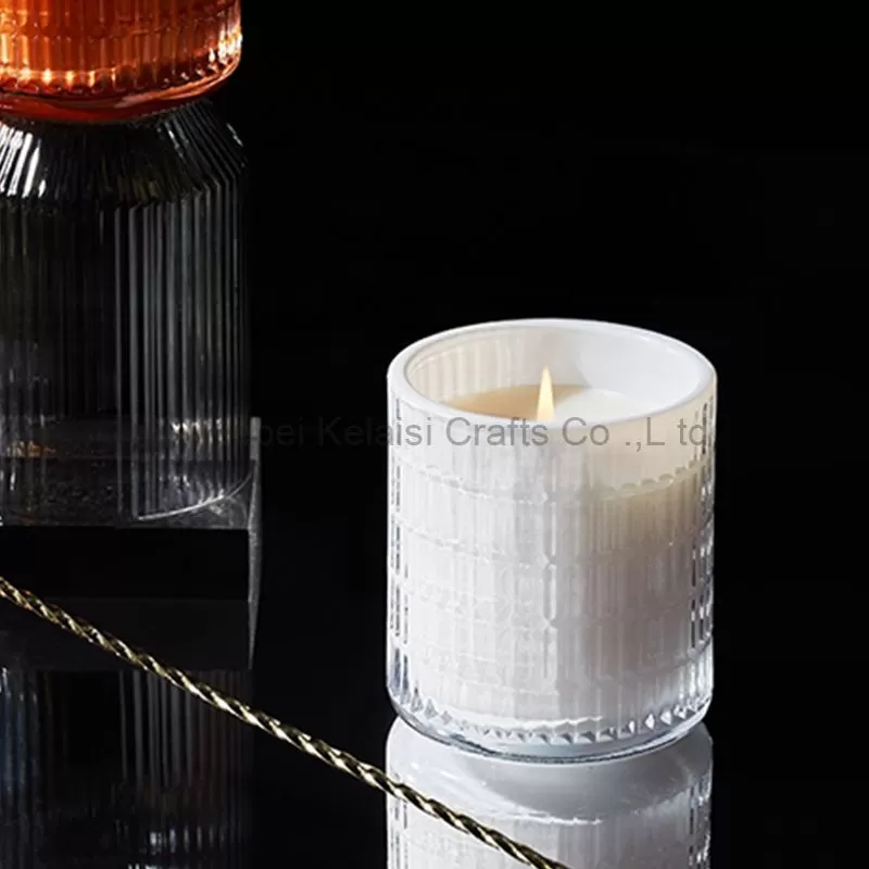 Straight glass candle with vertical pattern