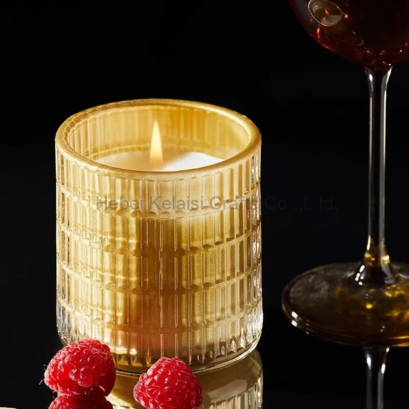 Straight glass candle with vertical pattern